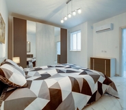 Kamar Tidur 3 Deluxe Apartment Steps to St George's Bay