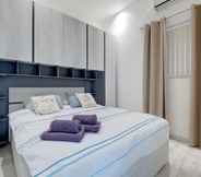 Kamar Tidur 3 Stylish 1BR Apartment Steps to the Promenade