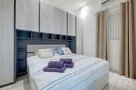 Kamar Tidur Stylish 1BR Apartment Steps to the Promenade