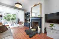 Common Space Stunning one Bedroom Flat With Large Terrace in Chiswick by Underthedoormat