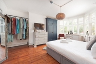 Bedroom Stunning one Bedroom Flat With Large Terrace in Chiswick by Underthedoormat