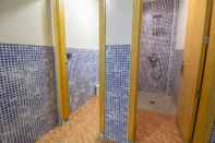 In-room Bathroom Albergue Rojo Plata by Vivere Stays - Hostel