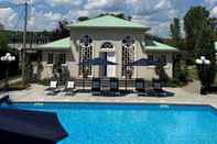 Swimming Pool Manoir Chamberland (Adults Only, No Pets)