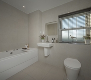 In-room Bathroom 7 The Heyford