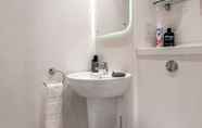 In-room Bathroom 6 Charming Ensuite Rooms in Coventry