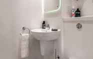 In-room Bathroom 6 Charming Ensuite Rooms in Coventry