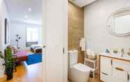 Toilet Kamar 7 Lifestyle Studio in Porto by BnBird