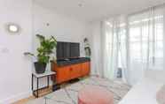 Phòng ngủ 6 Fantastic 1 Bedroom Apartment in East London With Balcony