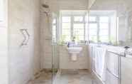 Toilet Kamar 4 Stylish 2 Bedroom Apartment in Peaceful Richmond