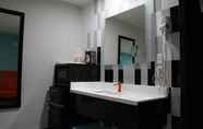 Toilet Kamar 6 Hodler Inn