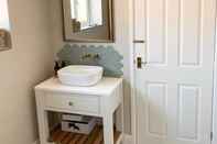 In-room Bathroom Harbourside - Luxury 2bed Cottage & Garden