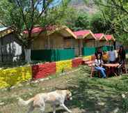 Ruang Umum 2 Tirthan Village Huts