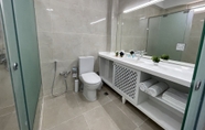 In-room Bathroom 7 La Maison Blanche Baku