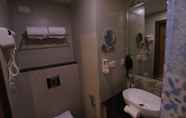 In-room Bathroom 3 MANOHAR VILLAS - NEEMRANA