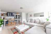 Ruang untuk Umum Contemporary 2 Bedroom Apartment in Bermondsey