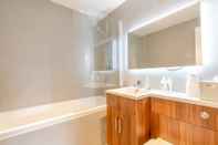 In-room Bathroom Contemporary 2 Bedroom Apartment in Bermondsey