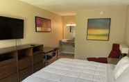 Bedroom 6 Blue Springs Inn