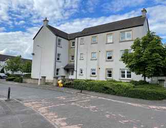 Exterior 2 Beautiful 2-bed Apartment in Renfrew