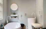 In-room Bathroom 2 Charming 2-bed Apt With 2 Bathtub Central London