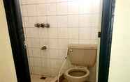 Toilet Kamar 6 Mang Ben Dormitory - Pasay Branch - Hostel