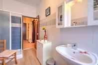 In-room Bathroom Cozy Meina Apartment 50 Mt From Beach