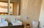 In-room Bathroom 6 Dos Mares