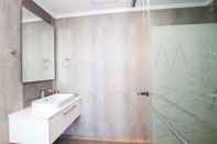 In-room Bathroom Sandton Smart Apartment Thirteen