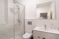 In-room Bathroom Beatman Boutique I by Atlantic Holiday