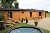 Entertainment Facility Stunning 5-bed Cabin in Ashton Under Hill