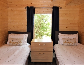 Bedroom 2 Stunning 5-bed Cabin in Ashton Under Hill