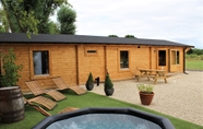 Entertainment Facility 4 Stunning 5-bed Cabin in Ashton Under Hill