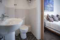 In-room Bathroom Fisherman's Way - 2 Bed Apt - SA1 Swansea