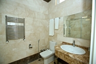 In-room Bathroom Miraj Hotel