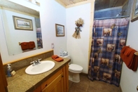 In-room Bathroom Red Cedar Cabin