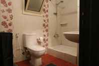 Toilet Kamar Lovely & Nice 4-bed Apartment in Cairo