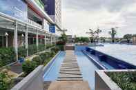 Swimming Pool Spacious And Comfy 1Br At Green Pramuka City Apartment