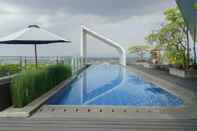 Hồ bơi Elegant And Comfortable 1Br At Uttara The Icon Apartment