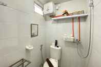 Toilet Kamar Comfy 2Br Apartment At Suites @Metro