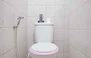 Toilet Kamar 7 Nice And Elegant Studio At Sunter Park View Apartment