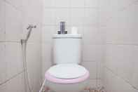 Toilet Kamar Nice And Elegant Studio At Sunter Park View Apartment