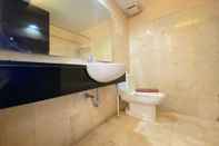 Toilet Kamar Spacious And Comfy 2Br At Braga City Walk Apartment