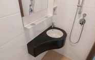 Toilet Kamar 7 Comfy And Minimalist Studio At Sky House Bsd Apartment