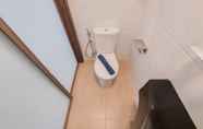 Toilet Kamar 6 Comfy And Minimalist Studio At Sky House Bsd Apartment