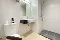 In-room Bathroom Cozy Studio Apartment At Beverly Dago