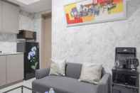 Ruang Umum Warm And Elegant 1Br At Gold Coast Apartment