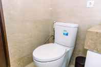 Toilet Kamar Comfy And Elegant 2Br At Menteng Park Apartment