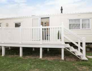 Exterior 2 Charming and Peaceful 2-bed Chalet in Hampshire