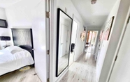 Bedroom 2 Stunning 2-bed Apt & Balcony in Notting Hill