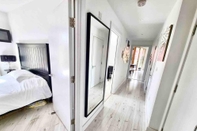 ห้องนอน Stunning 2-bed Apt & Balcony in Notting Hill