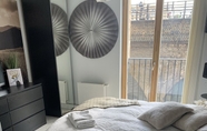 Bedroom 4 Stunning 2-bed Apt & Balcony in Notting Hill